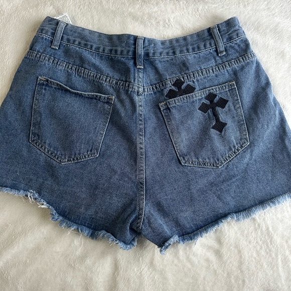NEVER WORN Romwe denim shorts with stitched crosses - Picture 3 of 4